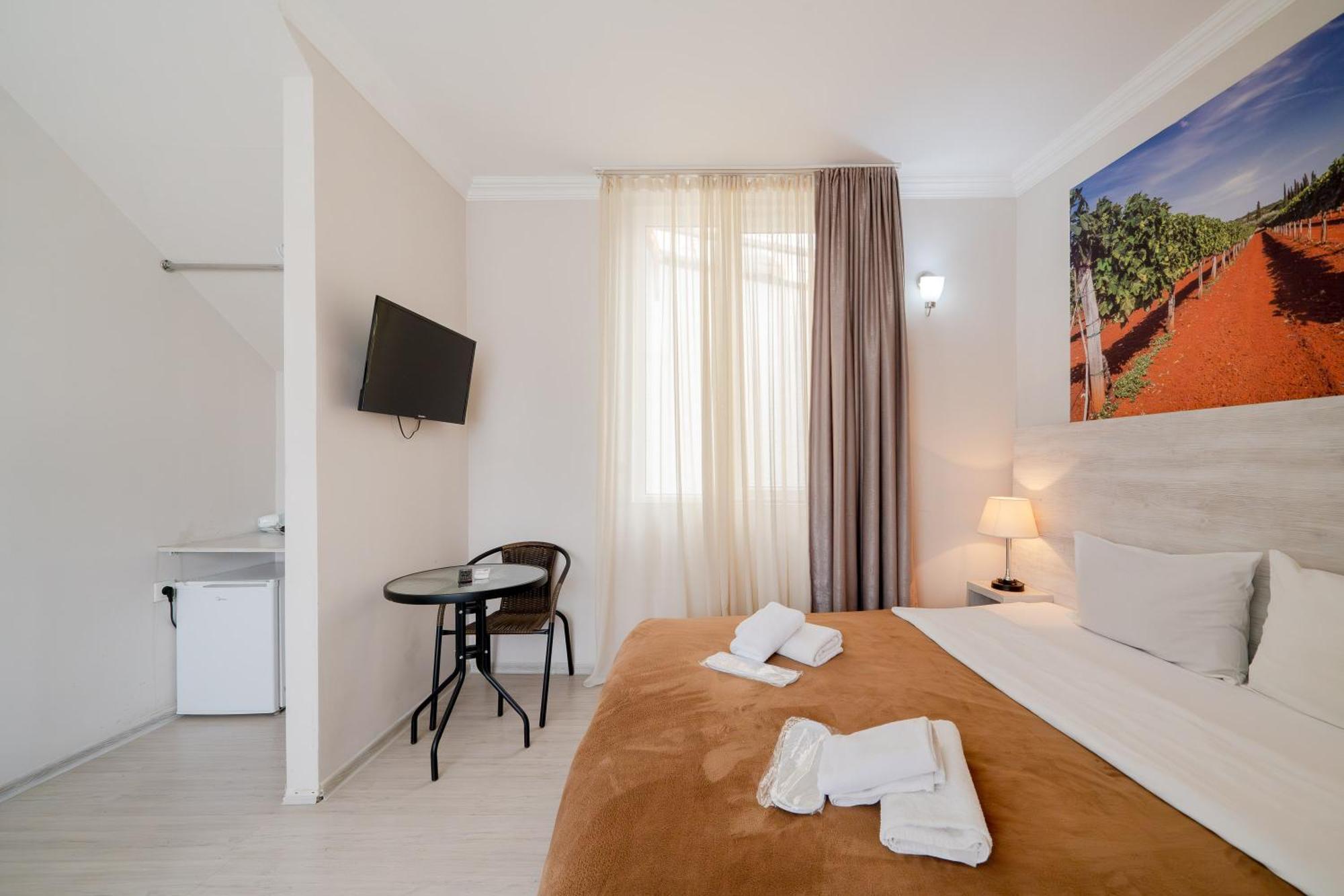 Hotel Tato & Coworking Space Tbilisi Esterno foto